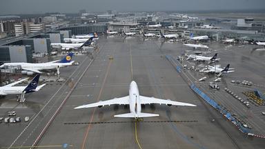 Diverse Flugzeuge am Flughafen Frankfurt