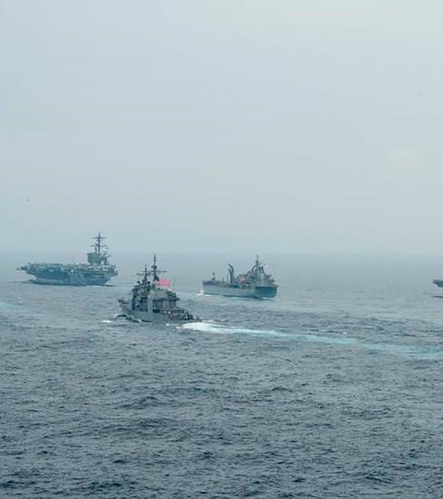 US-Flugzeugträger USS Carl Vinson (CVN 70) in Begleitung weiterer Kriegsschiffe