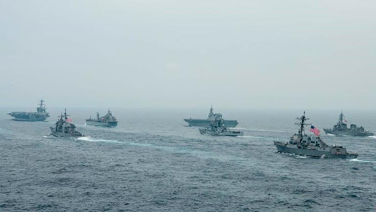 US-Flugzeugträger USS Carl Vinson (CVN 70) in Begleitung weiterer Kriegsschiffe