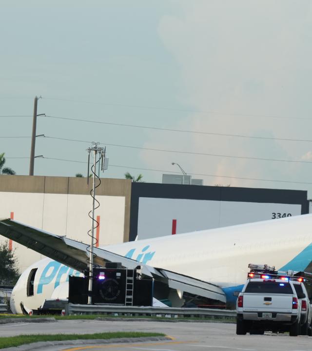 Miami: Ein Frachtflugzeug des Online-Händlers Amazon ist über die Startrampe hinausgeschossen. 