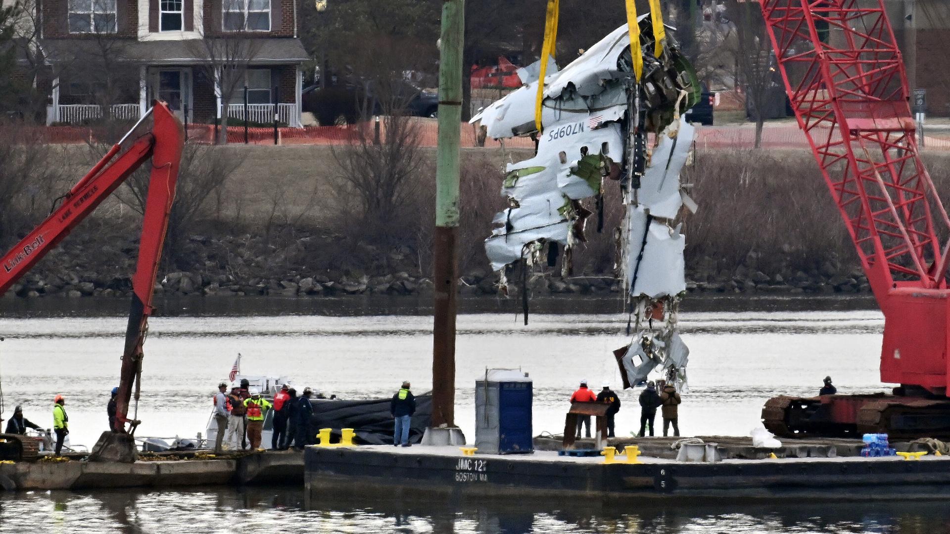 Bergungsarbeiten in der Nähe des Reagan National Airport in Arlington. Das Wrack eines Flugzeugs der American Airlines wird aus dem Potomac River gehoben