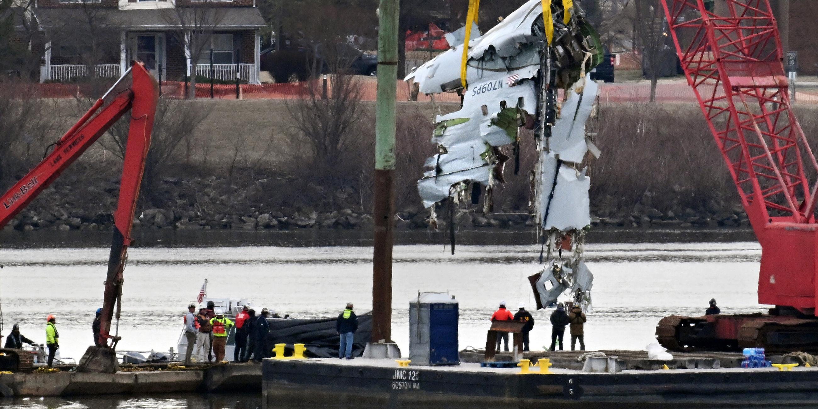 Bergungsarbeiten in der Nähe des Reagan National Airport in Arlington. Das Wrack eines Flugzeugs der American Airlines wird aus dem Potomac River gehoben