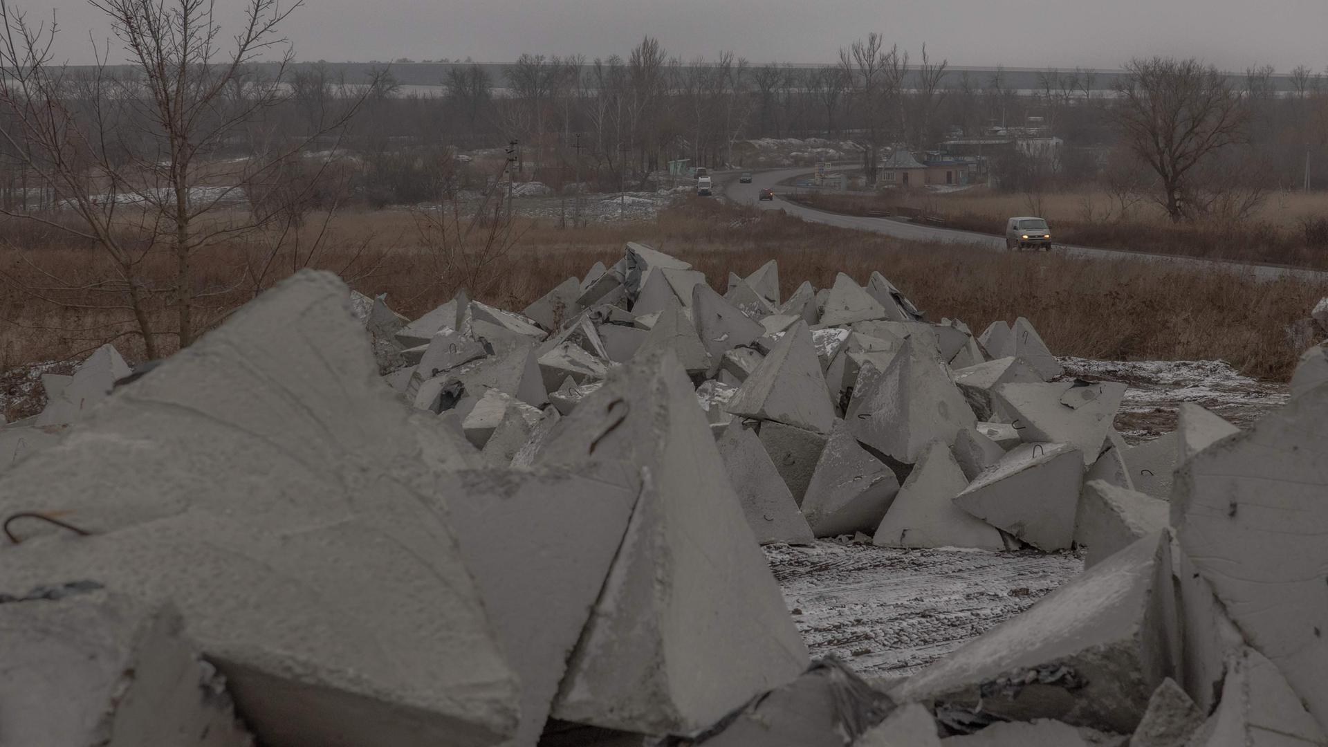 Autos fahren auf einer Straße vorbei an "Drachenzähnen" im Bezirk Kupjansk in der Nähe des Flusses Oskil.