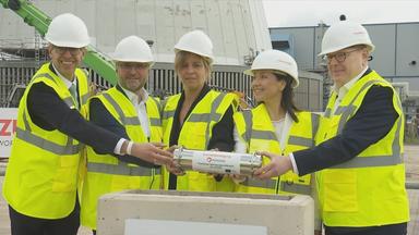 Bundeswirtschaftsministerin Katherina Reiche (2.v.r.) besucht die Grundsteinlegung der Flusswasser-Wärmepumpe beim Unternehmen Rheinenergie.