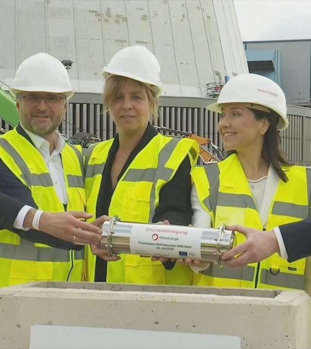 Bundeswirtschaftsministerin Katherina Reiche (2.v.r.) besucht die Grundsteinlegung der Flusswasser-Wärmepumpe beim Unternehmen Rheinenergie.