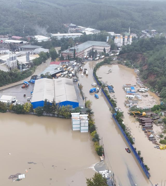  Das Bild zeigt ein überschwemmtes Gebiet im Stadtteil Sariyer in Istanbul