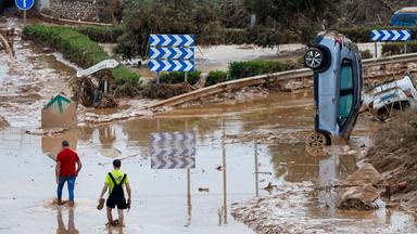 Personen laufen durch die Straßen in der Region Valencia am 31.10.2024.