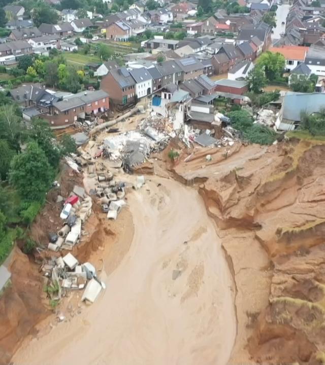 Erdrutsch an der Kiesgrube in Erftstadt/Blessem aufgrund der Hochwasserkatastrophe 2021