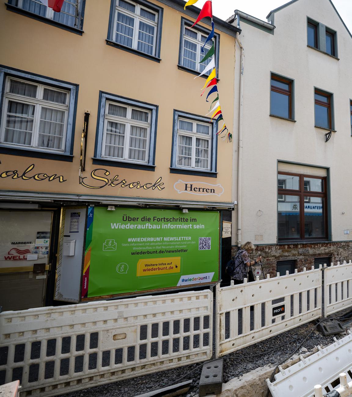 Vereinzente Schaufenster informieren über den Wiederaufbau, in Ahrweiler finden gegenwärtig Bauarbeiten statt.
