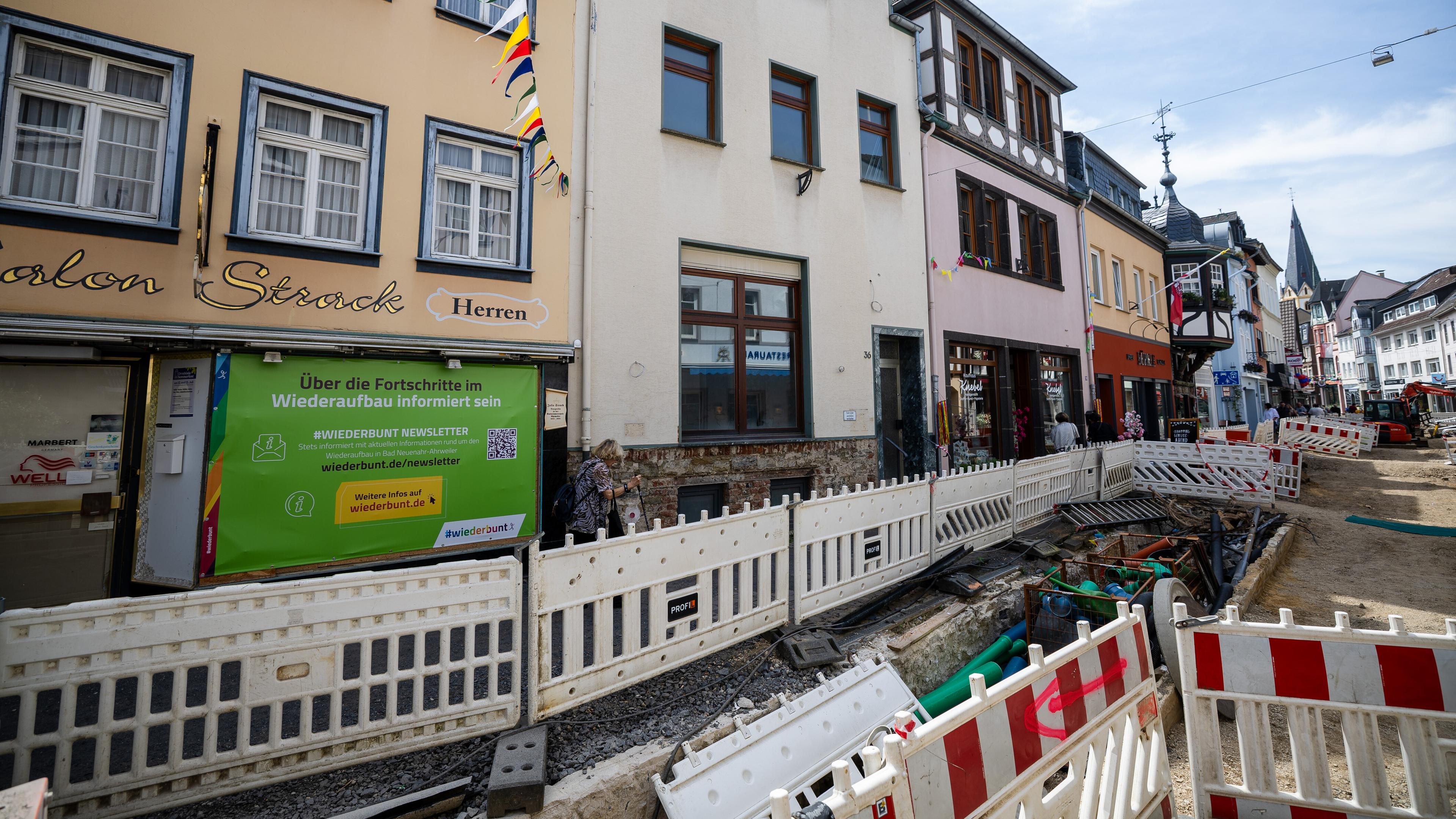 Vereinzente Schaufenster informieren über den Wiederaufbau, in Ahrweiler finden gegenwärtig Bauarbeiten statt.