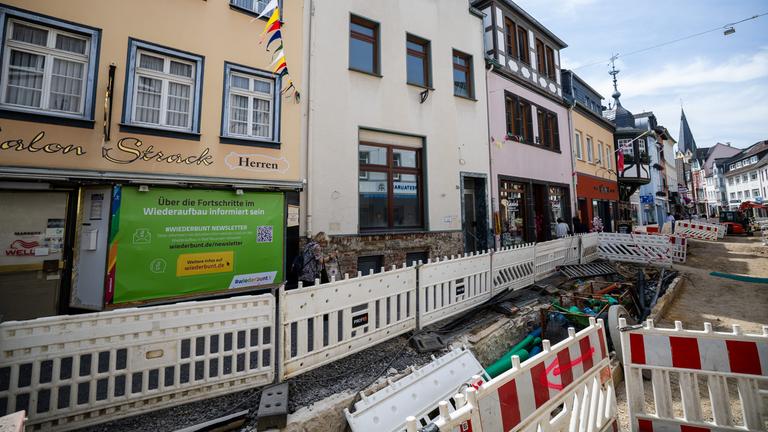 Vereinzente Schaufenster informieren über den Wiederaufbau, in Ahrweiler finden gegenwärtig Bauarbeiten statt.