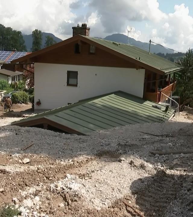 Schlammlawine im Ort Schönau