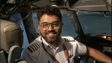 Dieses undatierte Foto, das auf den Social-Media-Kanälen des israelischen Außenministeriums veröffentlicht wurde, zeigt den indischen Kapitän Smit Machchhar im Cockpit eines Flugzeugs an einem unbekannten Ort.