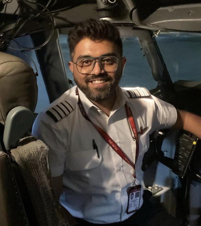 Dieses undatierte Foto, das auf den Social-Media-Kanälen des israelischen Außenministeriums veröffentlicht wurde, zeigt den indischen Kapitän Smit Machchhar im Cockpit eines Flugzeugs an einem unbekannten Ort.