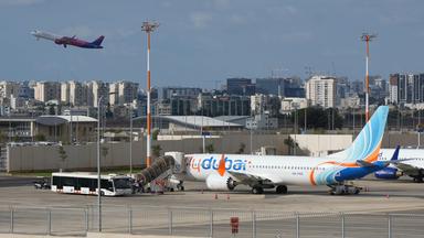 Passagiere gehen am internationalen Flughafen Ben-Gurion bei Tel Aviv (Israel) an Bord eines Flugzeugs von FlyDubai.