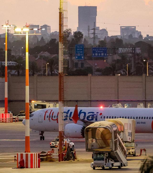 Flydubai-Flugzeug nach Landung am Ben Gurion Flughafen in Israel.