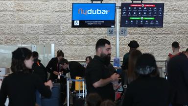 Passagiere geben in einem Terminal am Ben-Gurion-Flughafen in der Nähe von Tel Aviv ihr Gepäck bei der Fluggesellschaft Flydubai auf.