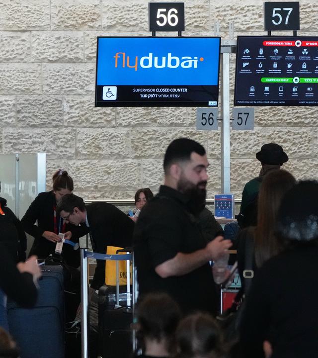 Passagiere geben in einem Terminal am Ben-Gurion-Flughafen in der Nähe von Tel Aviv ihr Gepäck bei der Fluggesellschaft Flydubai auf.