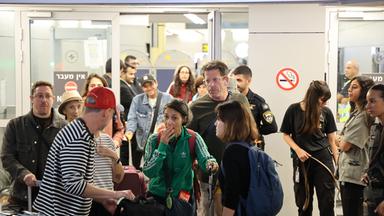 Passagiere verlassen das Ankunftsterminal für Inlandsflüge, nachdem sie mit einem Rückführungsflug der Fluggesellschaft Flydubai auf dem Ben-Gurion-Flughafen gelandet sind.