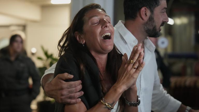 Passagiere kommen in Tel Aviv an