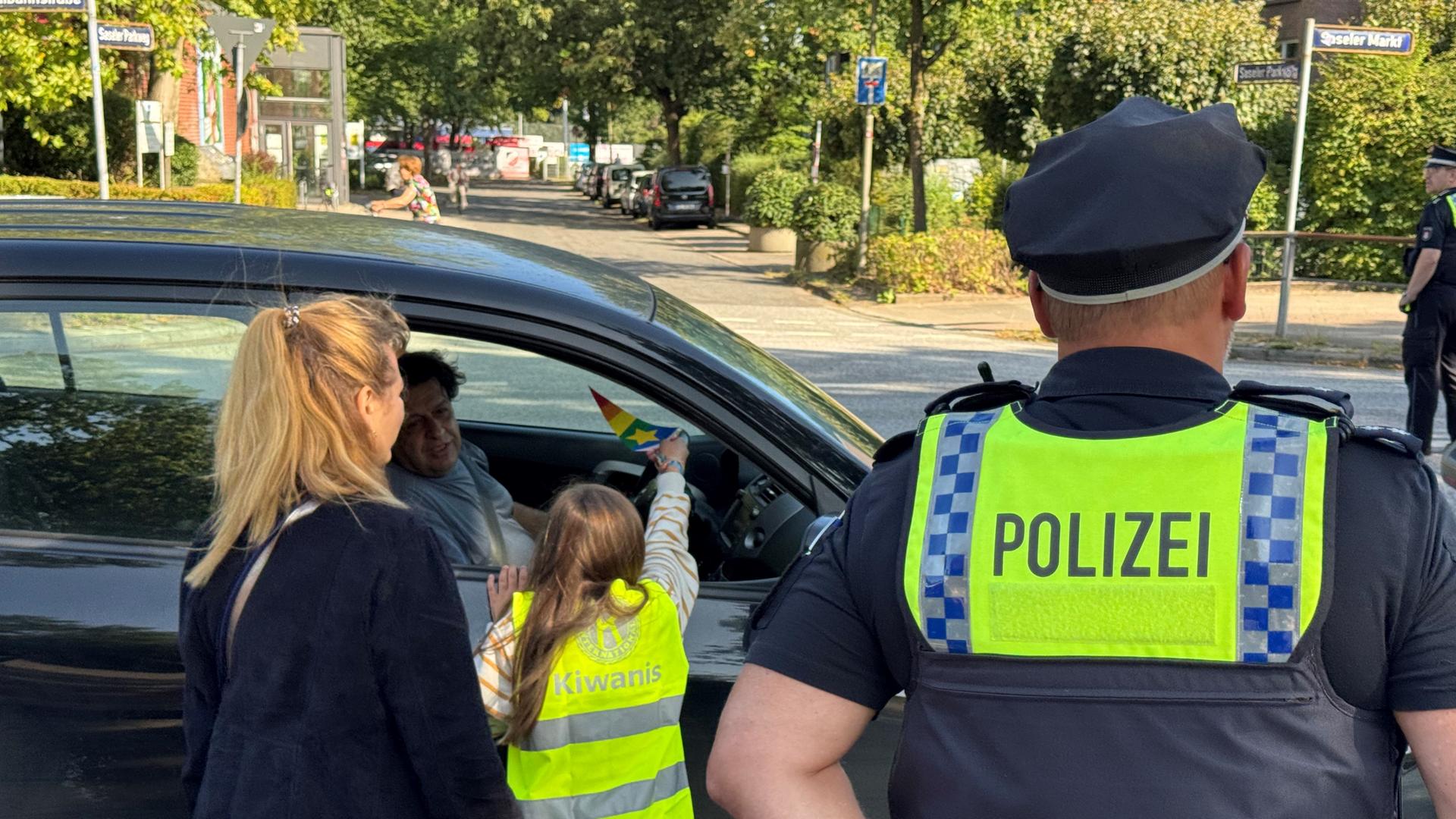 Schüler verteilen Flyer gegen Elterntaxis an Hamburger Grundschule