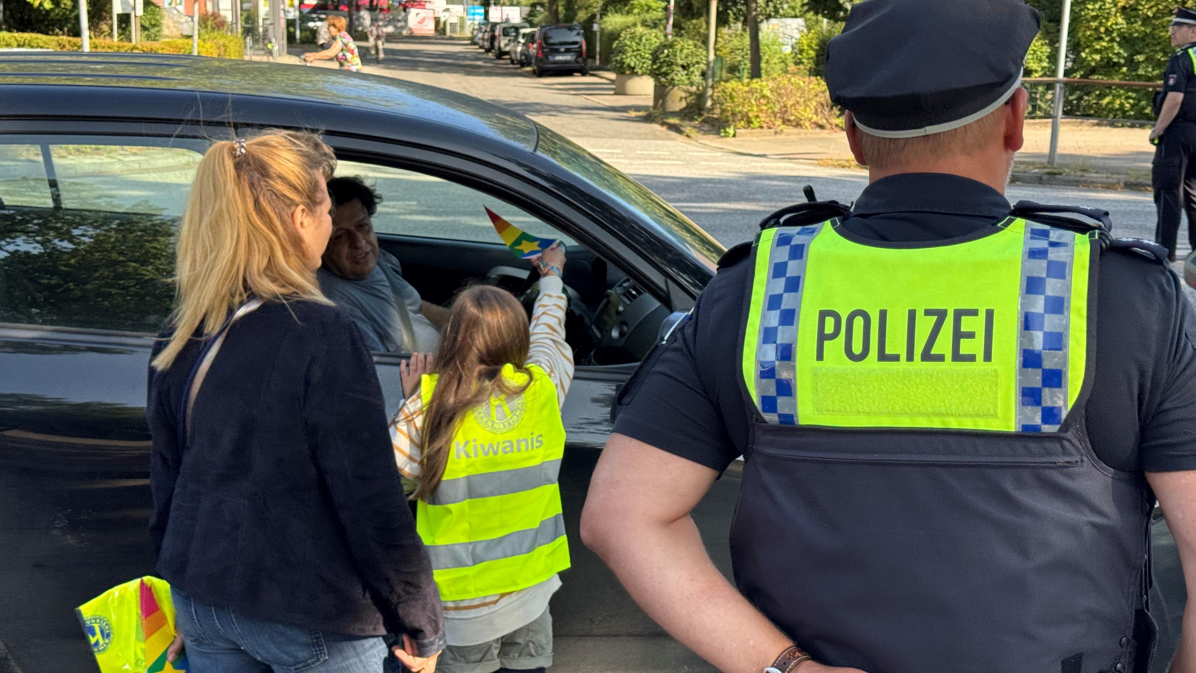 Schüler verteilen Flyer gegen Elterntaxis an Hamburger Grundschule