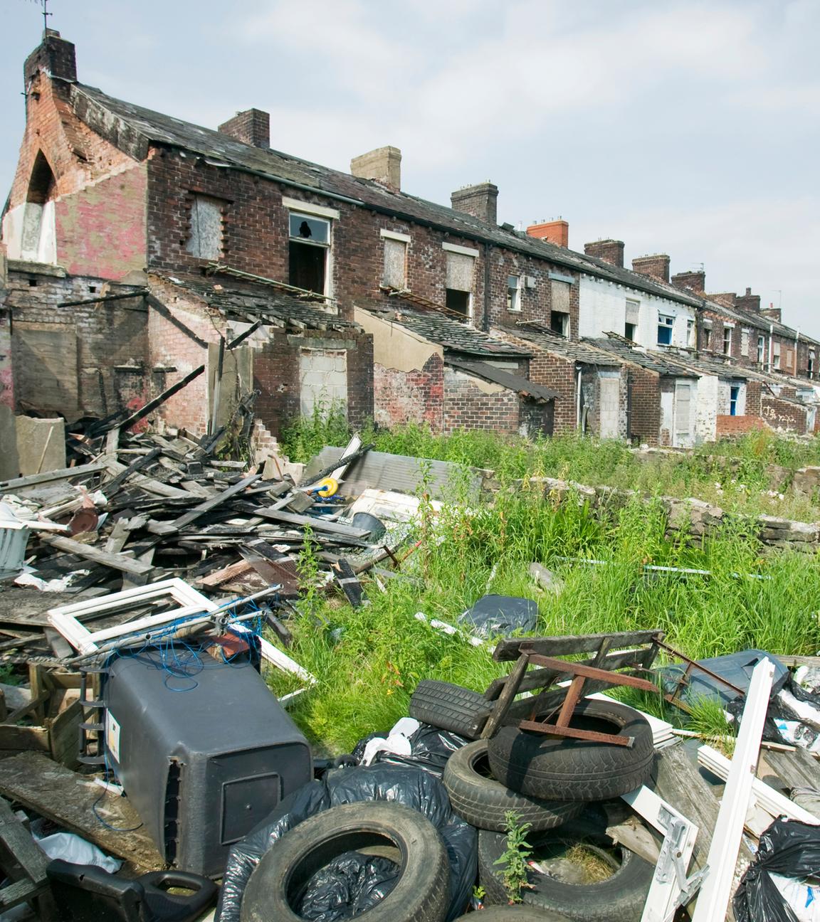 Vor verlassenen Häusern wurden Müll und alte Autoreifen illegal entsorgt.