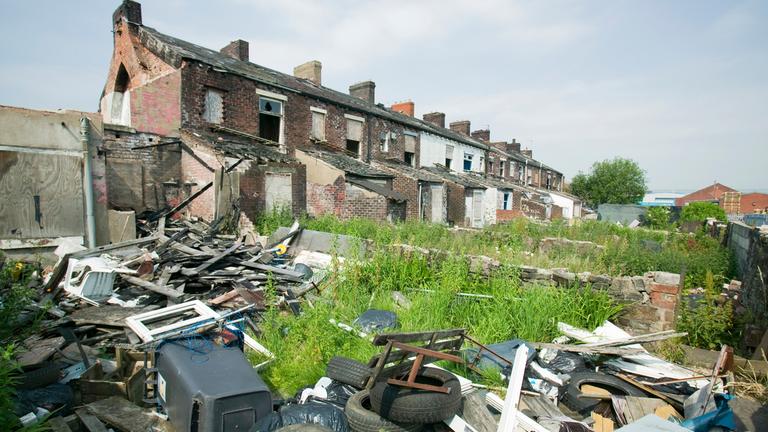 Vor verlassenen Häusern wurden Müll und alte Autoreifen illegal entsorgt.