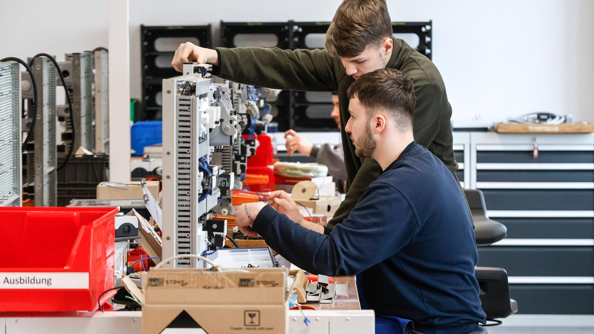 Ein Auszubildener im Bereich Elektronik baut ein Motoschutzrelais in einer Ausbildungsstätte der Deutschen Bahn zusammen.