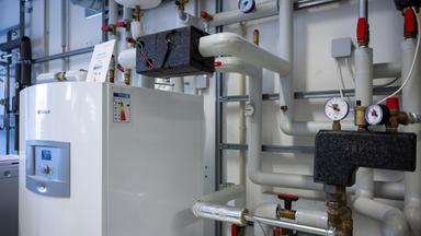 Eine Wärmepumpe steht in einem Raum im Kompetenzzentrum der Innung Sanitär, Heizung und Klima Berlin.