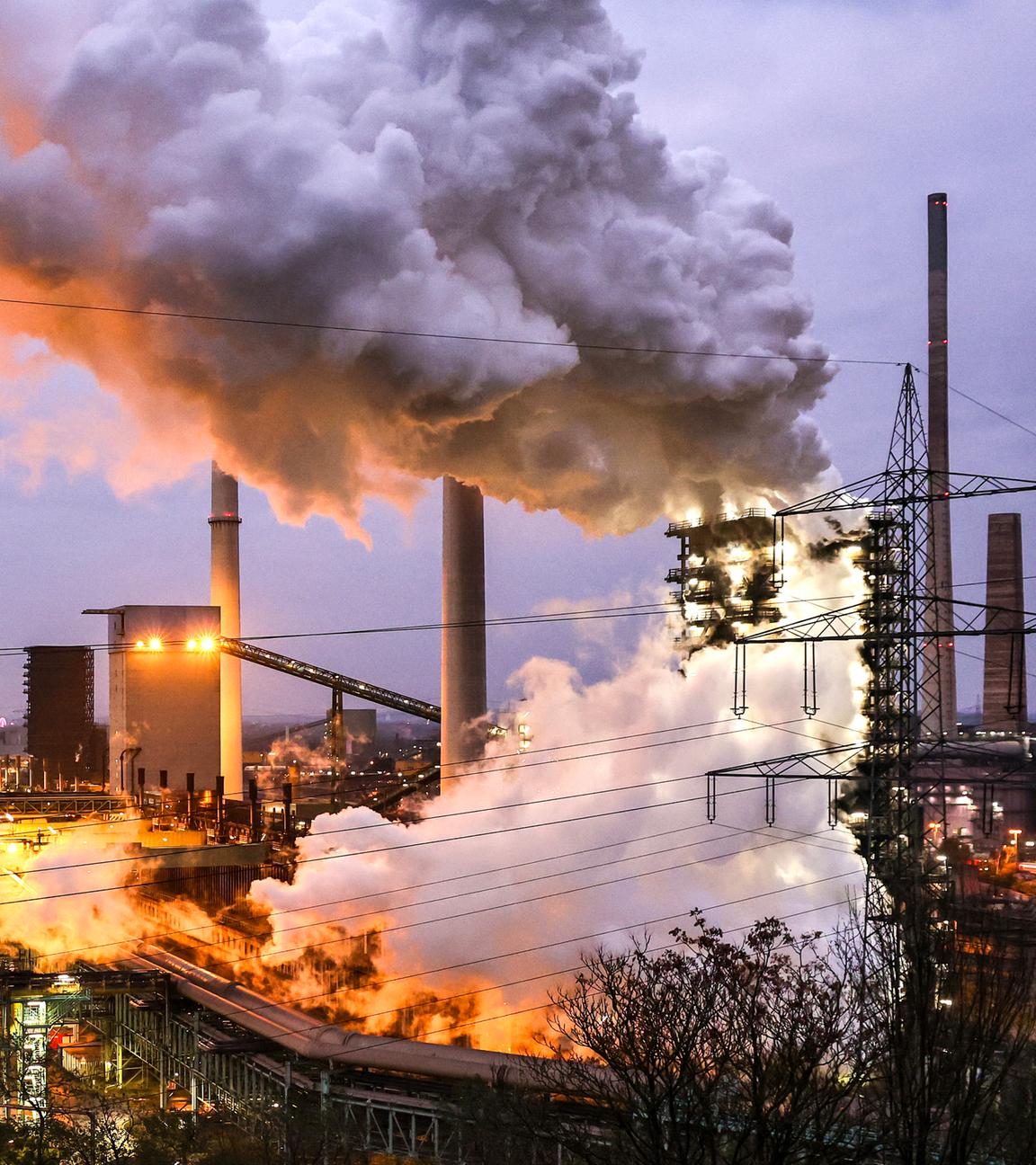 Gesamtansicht einer Hochofenanlage des deutschen Stahlherstellers Thyssenkrupp in Duisburg, Deutschland, 12. November 2024.