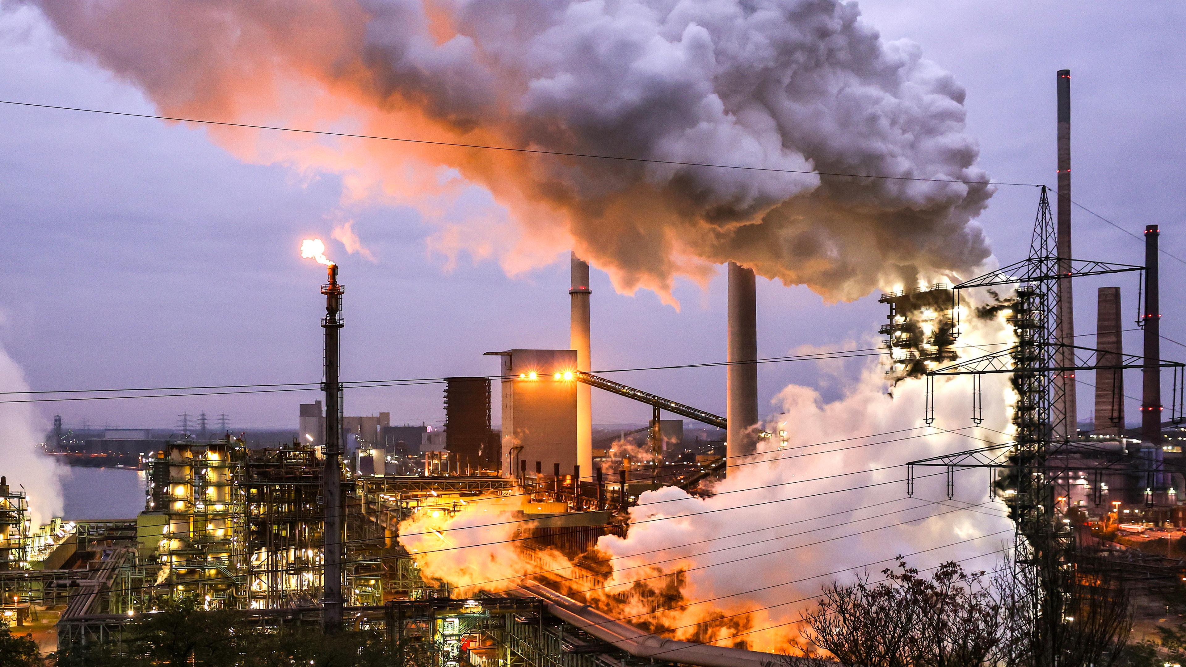 Gesamtansicht einer Hochofenanlage des deutschen Stahlherstellers Thyssenkrupp in Duisburg, Deutschland, 12. November 2024.