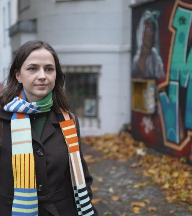 Eine junge Frau auf der Straße.