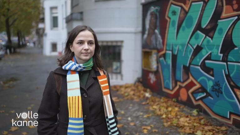 Eine junge Frau auf der Straße.