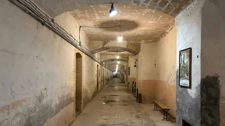 Ein langer, trister Gang im Foltergefängnis Queuleu in der Nähe von Metz