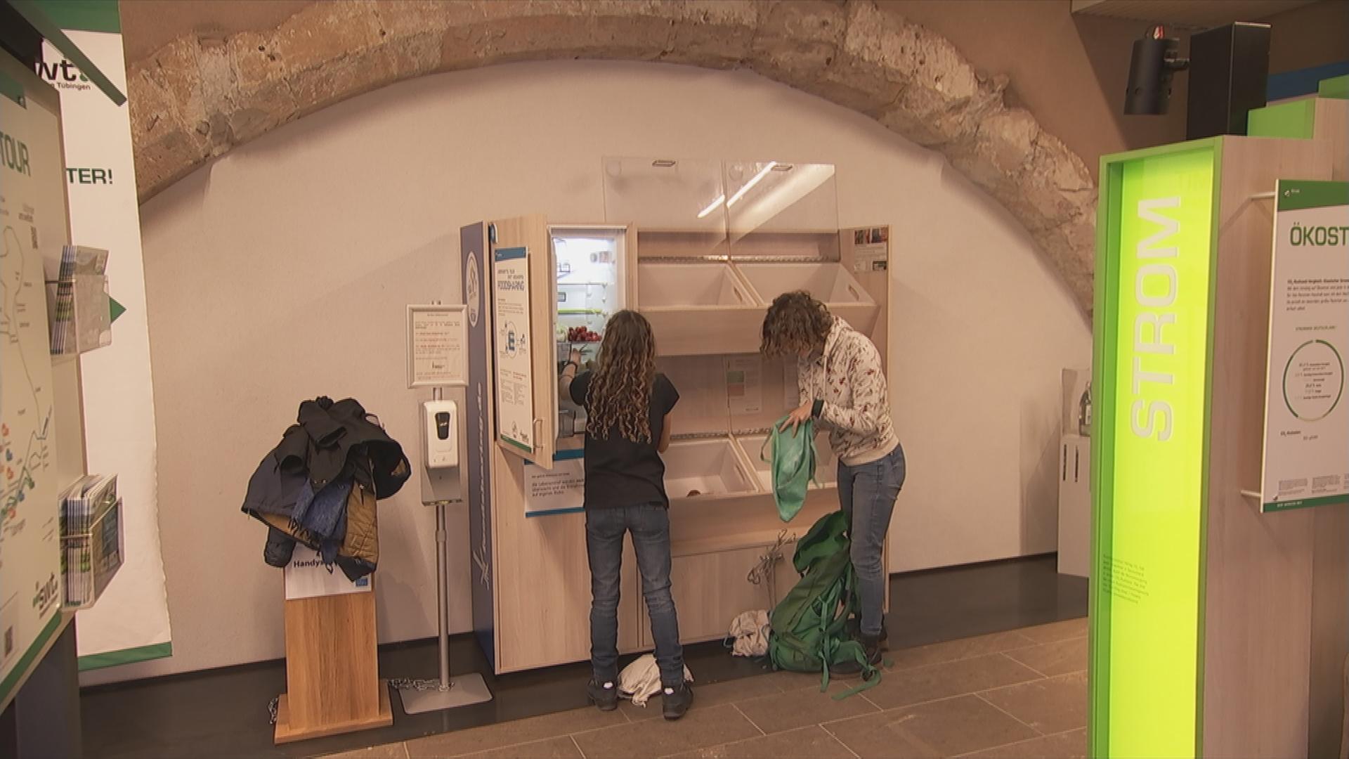 Auf dem Bild sind zwei Frauen zu sehen, welche eine Foodsharing-Box auffüllen.