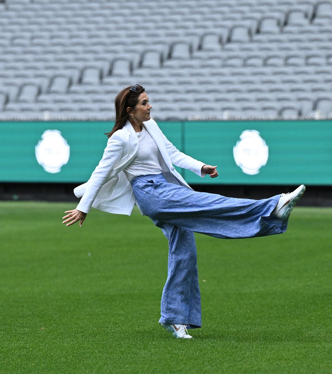 Königin Mary stellt Ballgefühl unter Beweis