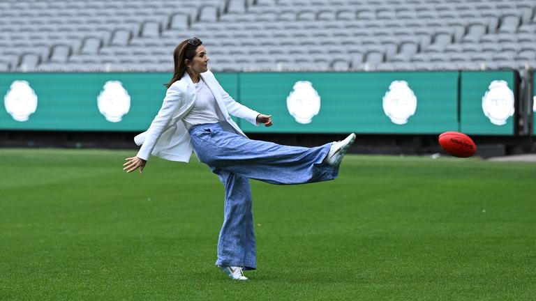 Königin Mary stellt Ballgefühl unter Beweis