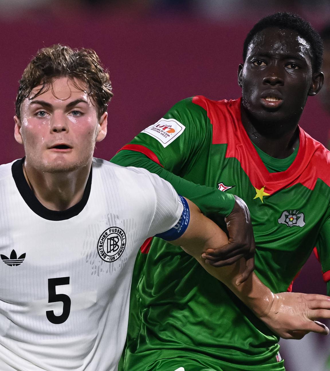 Ben Hawighorst (Deutschland) im Duell mit Mohamed Zongo (Burkina Faso) bei der U17-WM in Doha.
