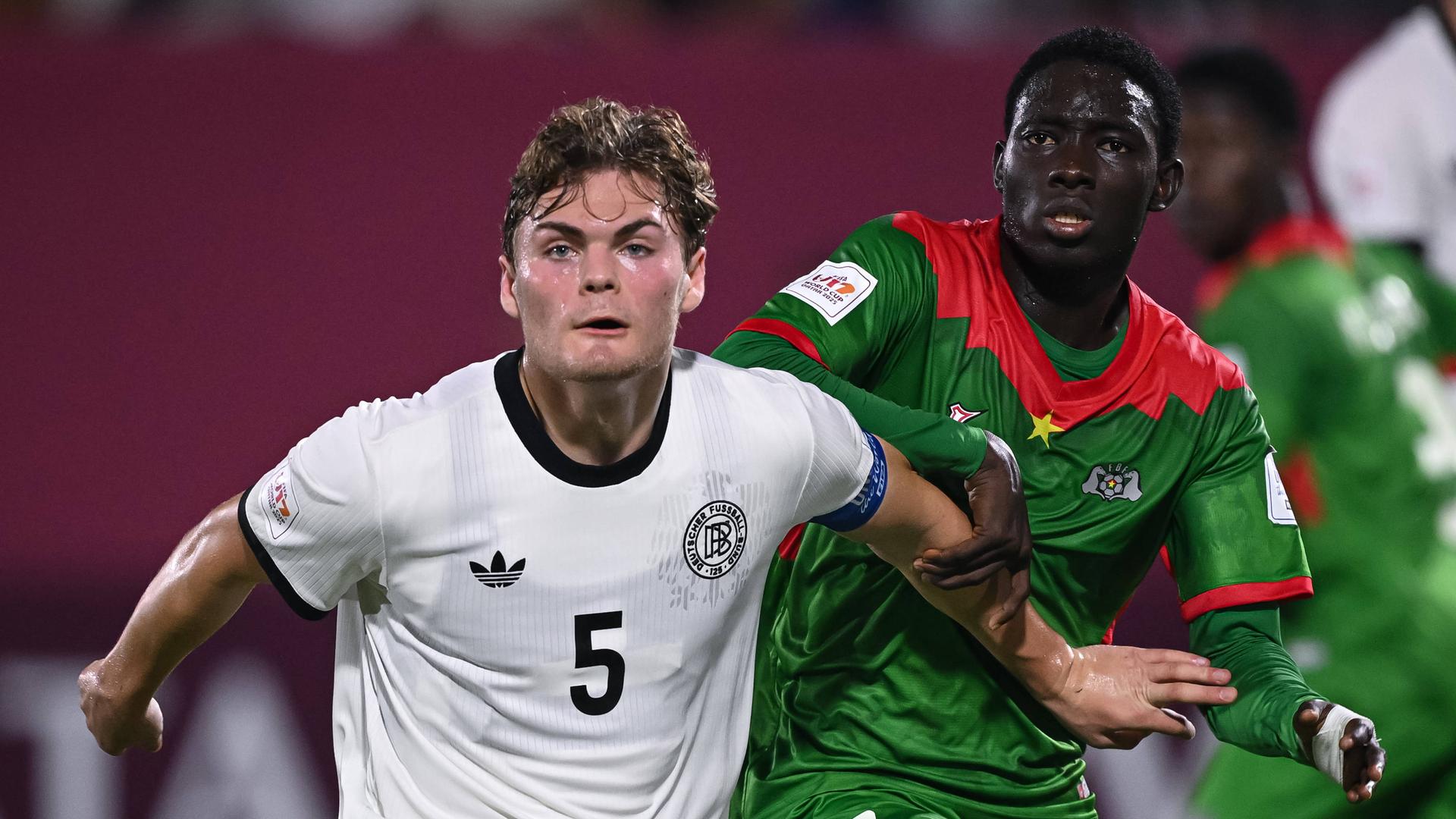Ben Hawighorst (Deutschland) im Duell mit Mohamed Zongo (Burkina Faso) bei der U17-WM in Doha.