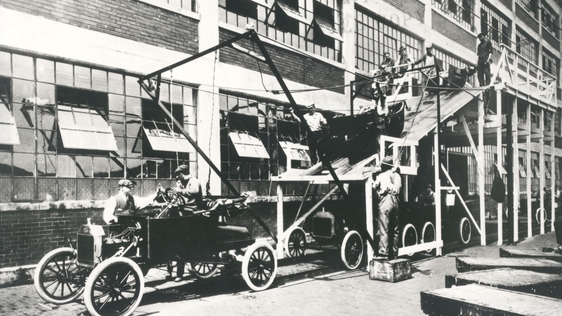 Historisches Bild von der Ford-Automobilfabrik in Detroit
