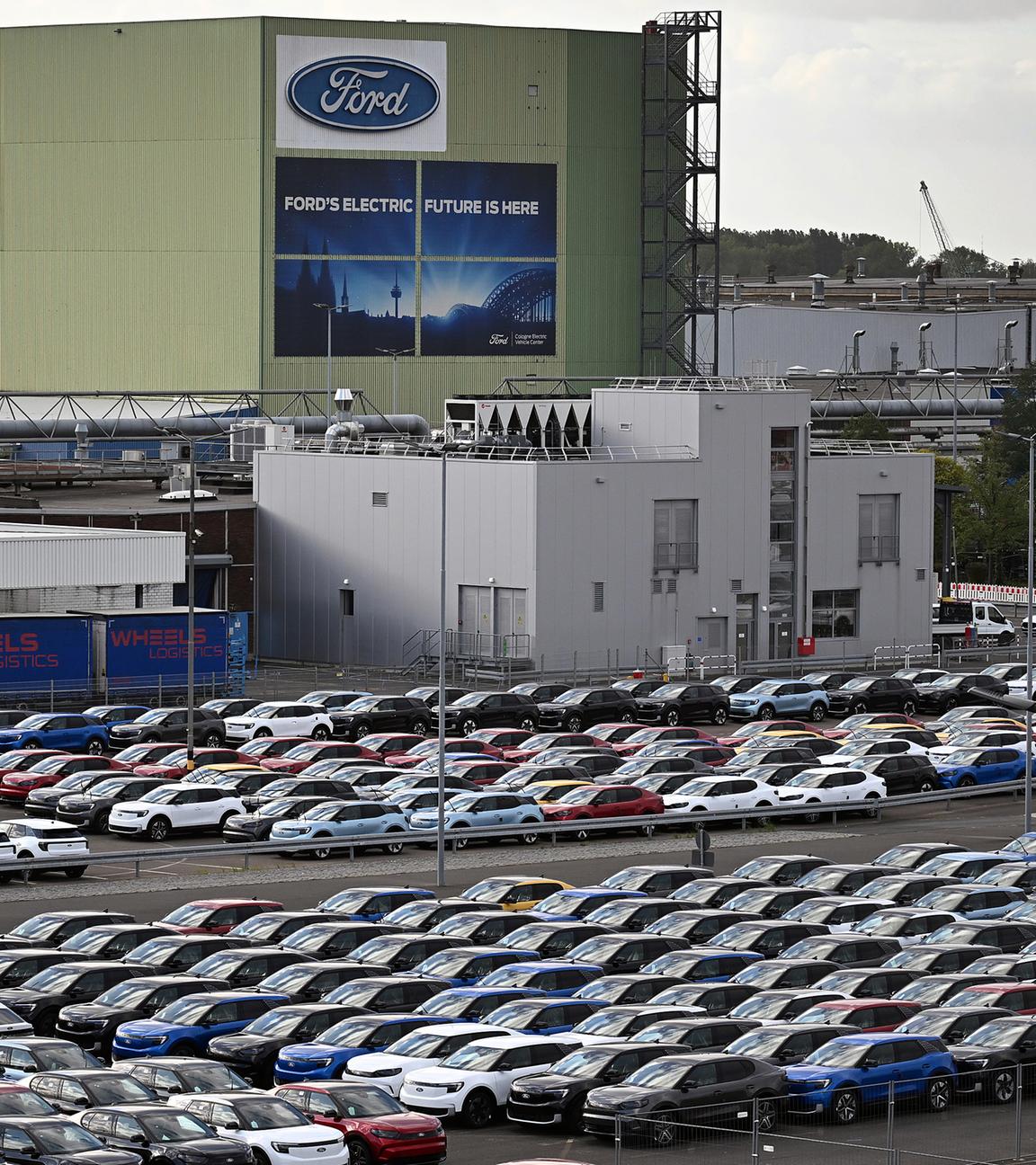Fabrikneue Ford-Autos stehen zur Auslieferung bereit auf dem Gelände der Ford-Werke, aufgenommen am 16.09.2025