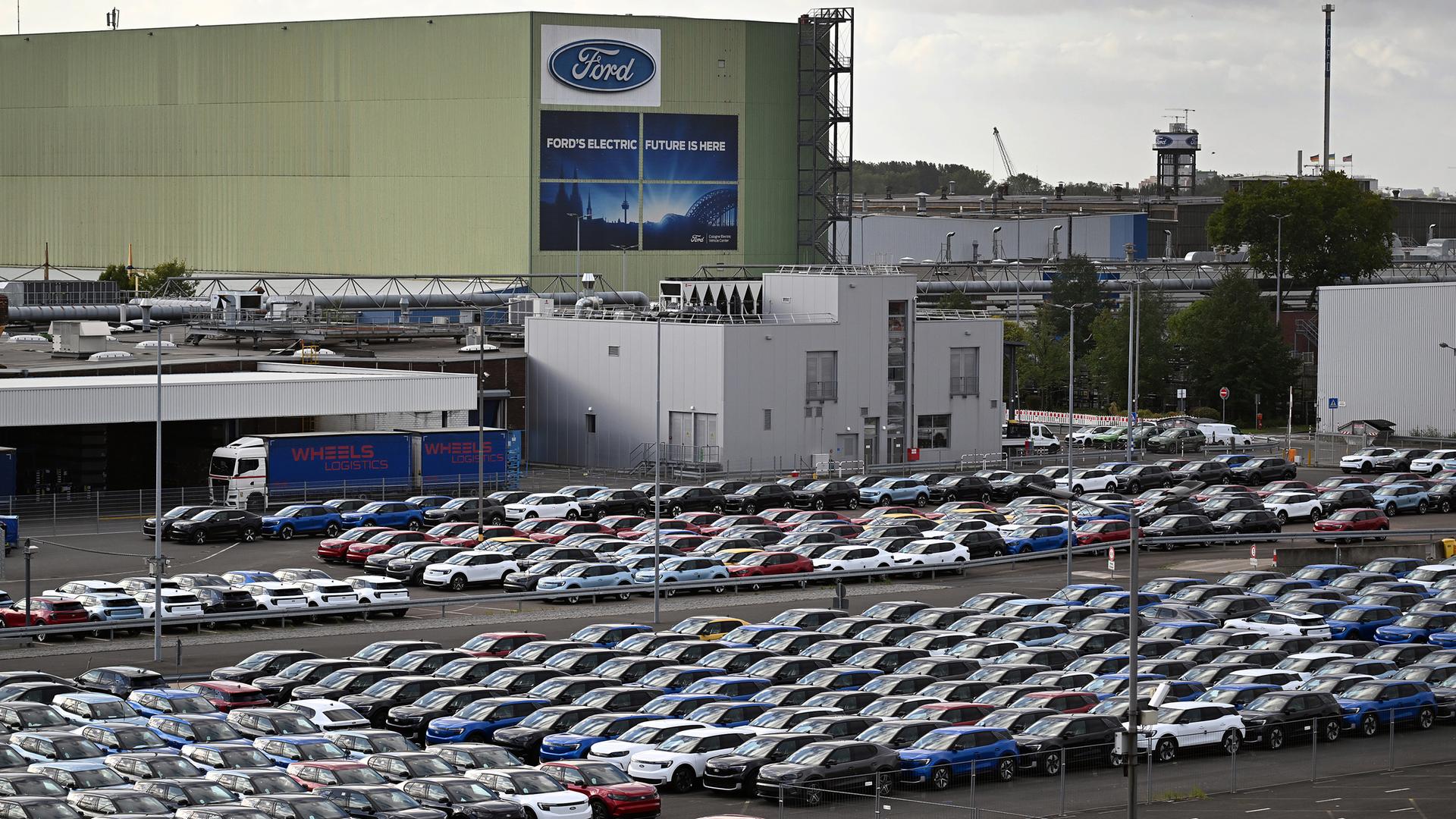 Der US-Autobauer Ford streicht weitere Stellen in Köln. Die Stimmung in der Belgschaft ist angespannt.
