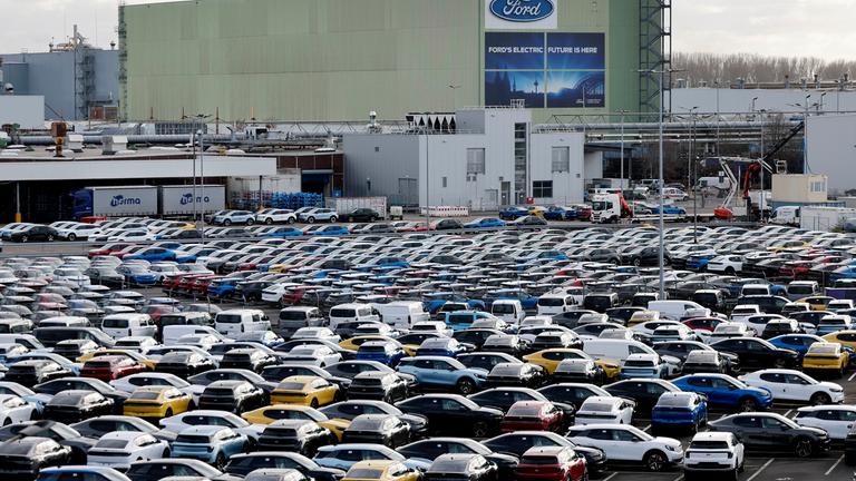Neuwagen des Autobauers Ford an seinem Standort in Köln.