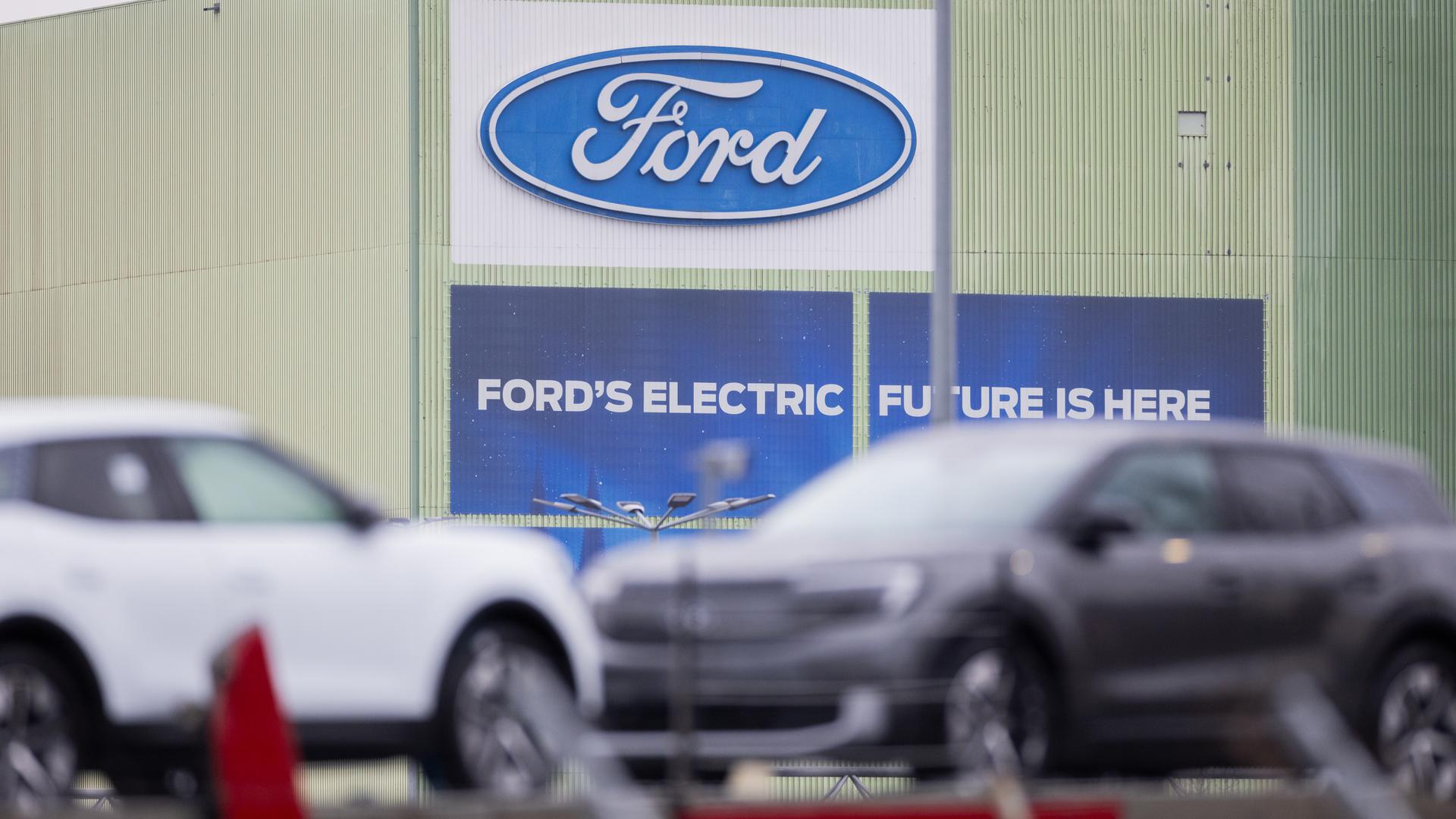 Ford Elektroautos vom Typ Explorer stehen auf Autotransportern auf dem Werksgelände von Ford.