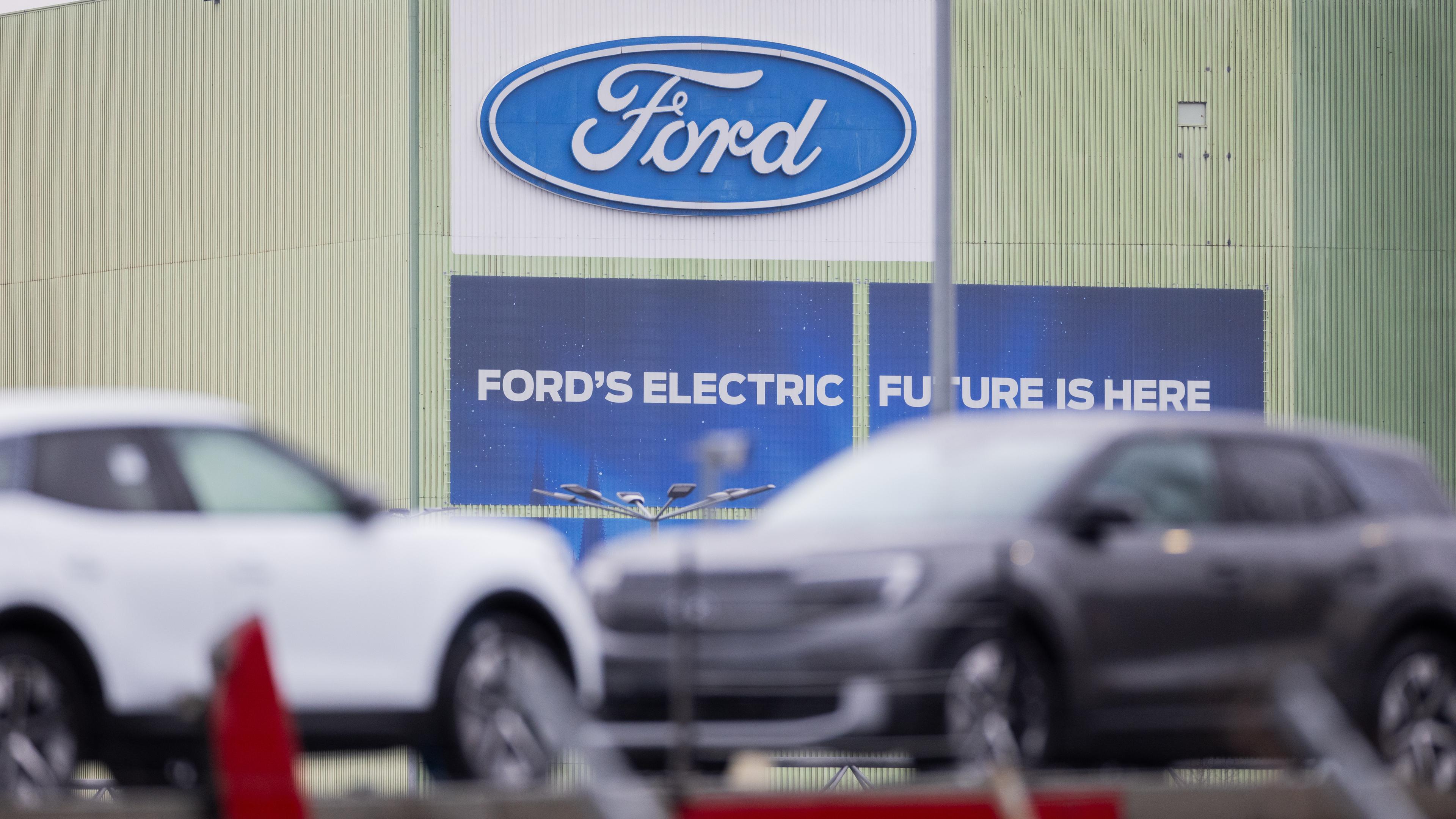 Ford Elektroautos vom Typ Explorer stehen auf Autotransportern auf dem Werksgelände von Ford.
