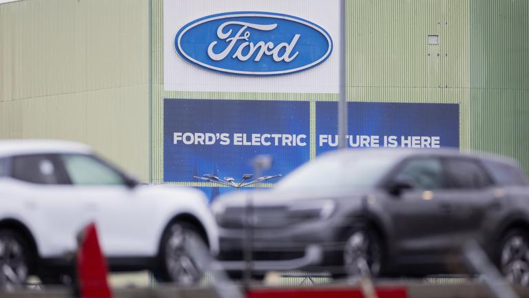 Ford Elektroautos vom Typ Explorer stehen auf Autotransportern auf dem Werksgelände von Ford.