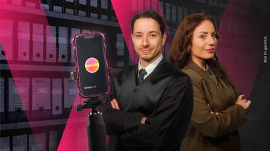 Ein Mann und eine Frau in formeller Kleidung, neben ihnen ein Smartphone, auf dem "WISO-KI" steht.