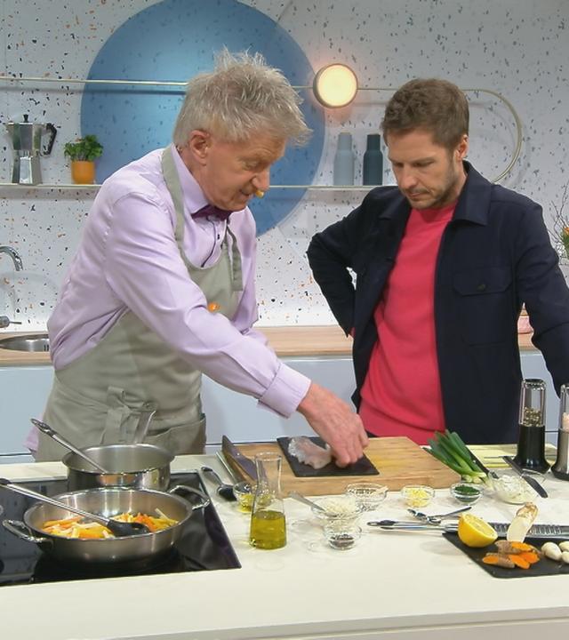Armin Roßmeier bereitet im "Volle Kanne"-Studio ein Fischgericht vor.