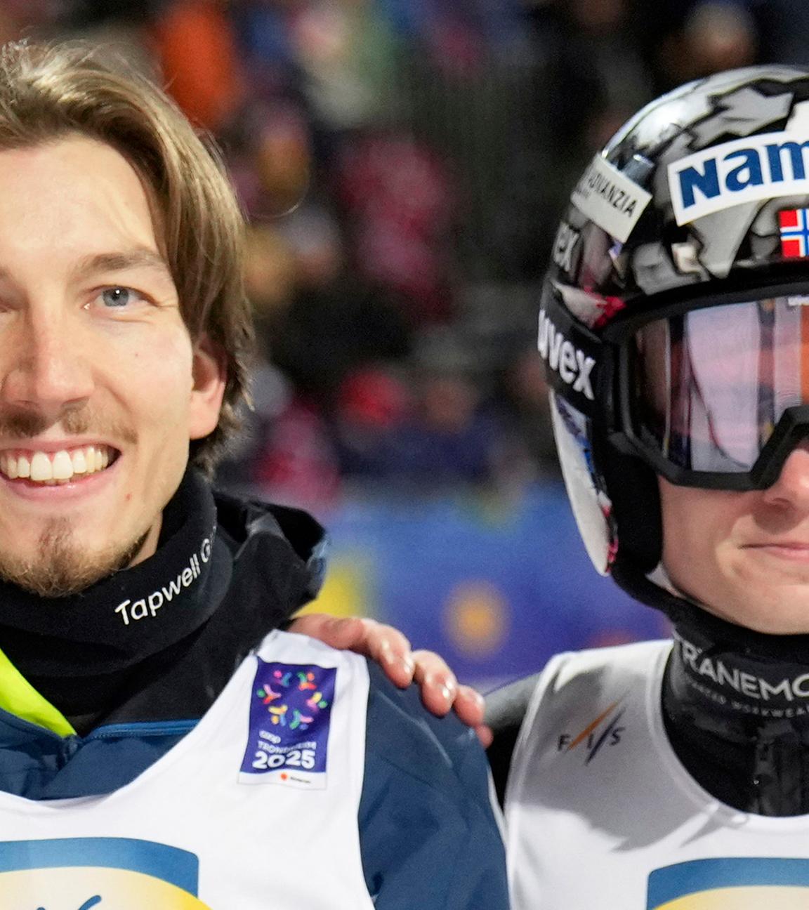 Johann André Forfang und Marius Lindvik (v.l.) aus Norwegen posieren nach dem Gewinn der Bronzemedaille im Mannschaftsskispringen von der Großschanze bei den Nordischen Skiweltmeisterschaften in Trondheim, Norwegen.